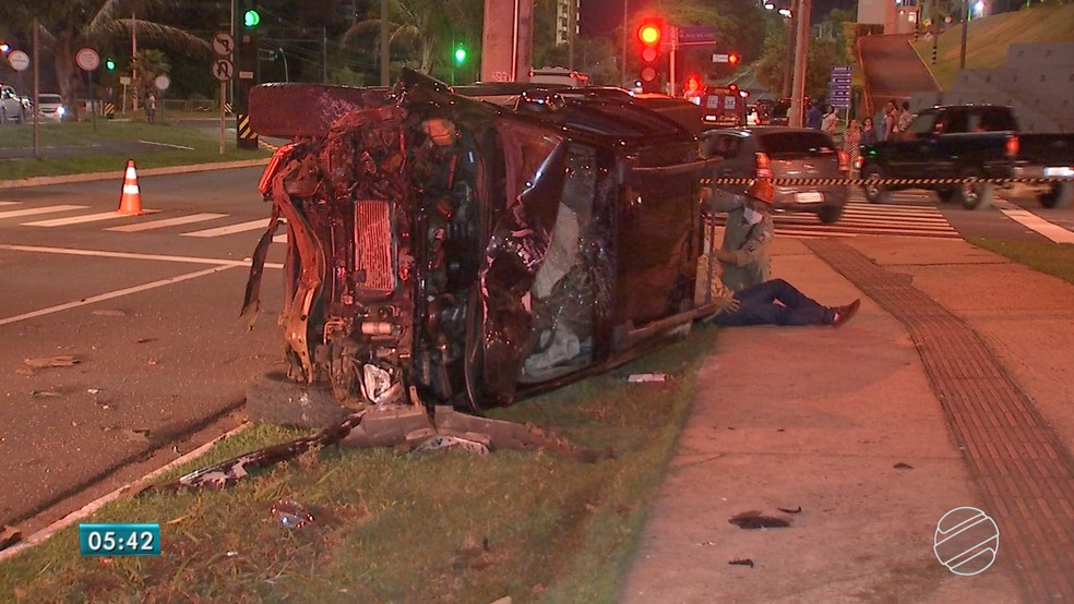 Caminhonete do estudante de medicina ficou com a frente destruída em acidente que matou advogada em Campo Grande (Foto: Reprodução/TV Morena)