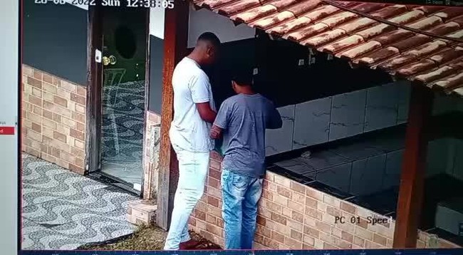 Homens são flagrados arremessando sacola com celulares para presídio do Rio