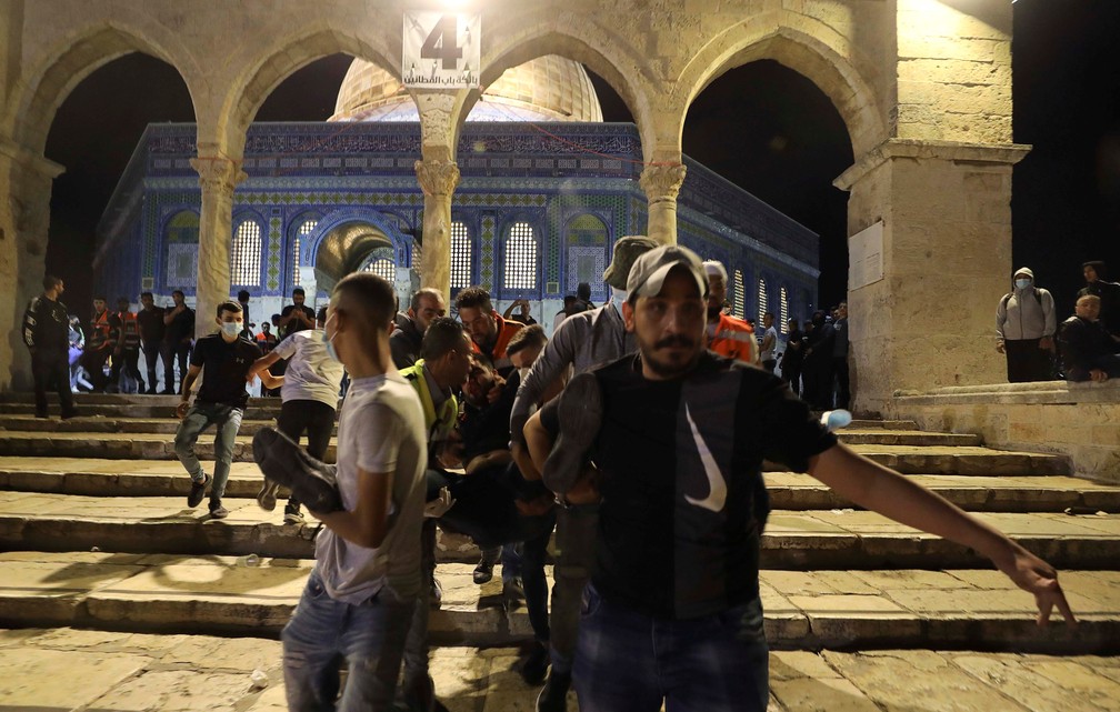 Confronto em frente a mesquita de Mesquita de Al-Aqsa, em Jerusalém, em 7 de maio de 2021 — Foto: Ammar Awad/Reuters
