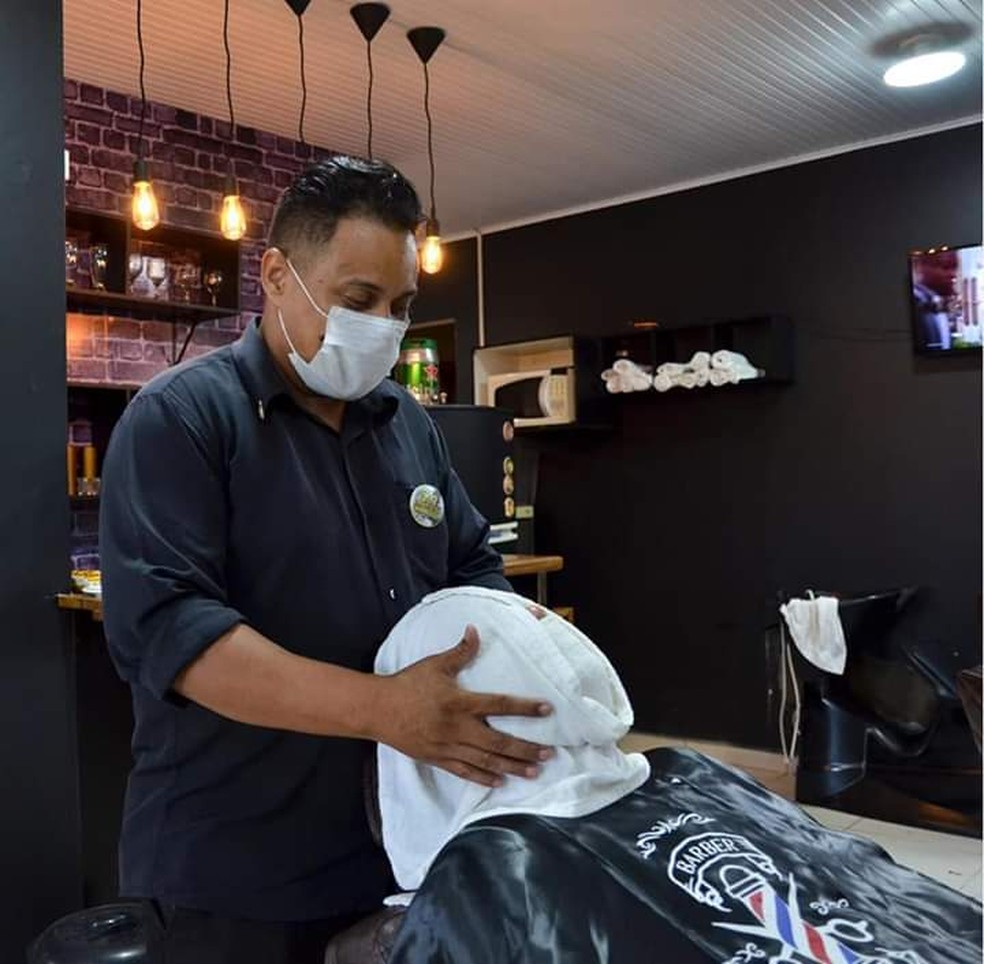 Juliano Calixto hoje trabalha como barbeiro em Rio Branco  — Foto: Arquivo pessoal 