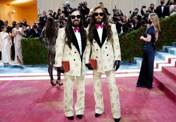 Ator e músico Jared Leto (à direita) e estilista Alessandro Michele (à esquerda) usam ternos bordados combinando (Foto: GETTY IMAGES via BBC)