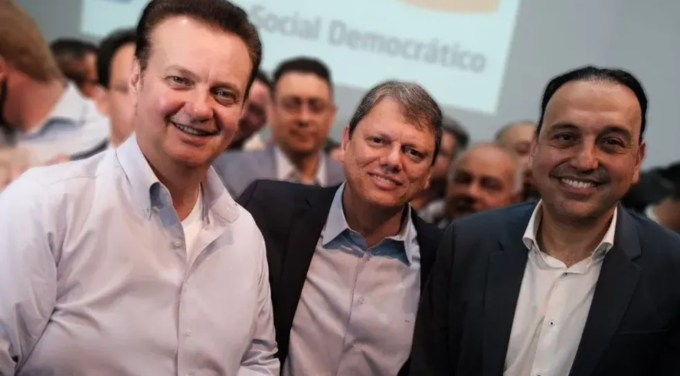 Tarcísio de Freitas (Republicanos) junto com o vice do PSD, Felício, e Gilberto Kassab. — Foto: Reprodução/Redes sociais