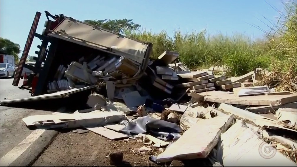 Carreta estava carregada com madeira compensada (Foto: Reprodução/TV TEM)
