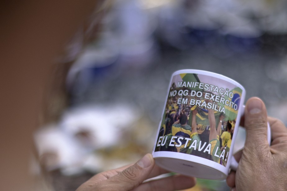 Caneca sobre manifestações no QG em Brasília