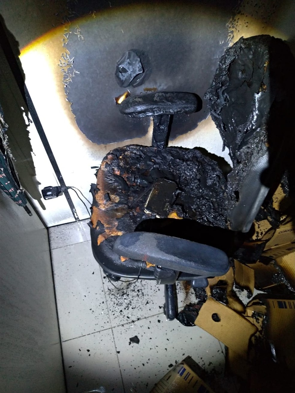 Celular esquecido conectado Ã  tomada em cadeira provocou incÃªndio em sala de prÃ©dio comercial em CuiabÃ¡ â€” Foto: Corpo de Bombeiros de Mato Grosso/Assessoria