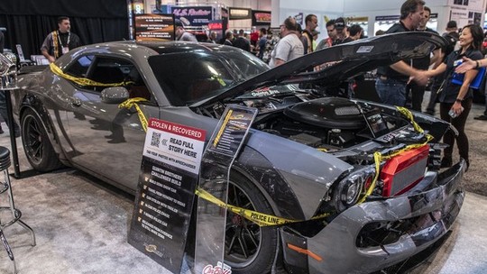 Dodge Challenger vira atração no SEMA depois de ser roubado, batido e recuperado pela polícia