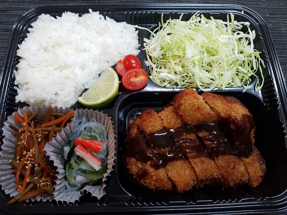 Tonkatsu com repolho fresco - obentô de Atibaia — Foto: Festa de Flores e Morangos de Atibaia