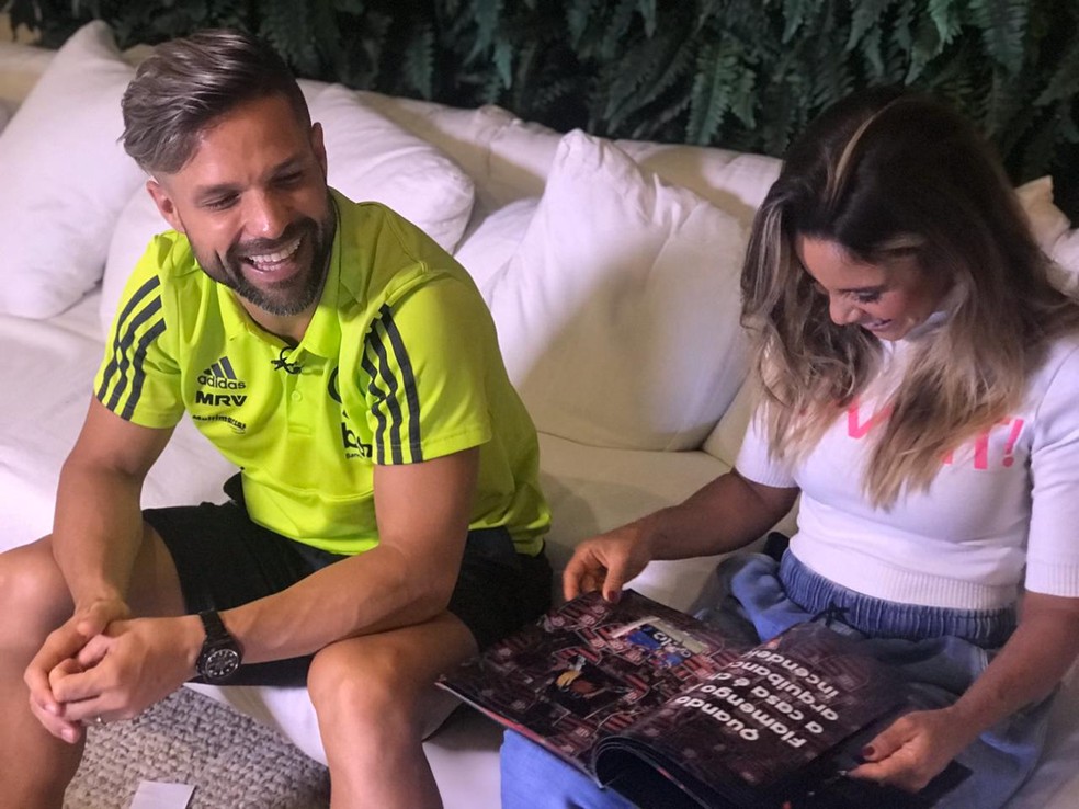 Diego sorri ao lado da esposa Bruna: três anos de Flamengo e perto de dois títulos importantes — Foto: Cahê Mota