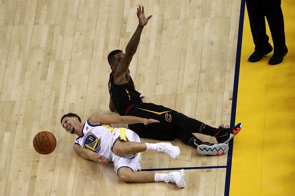 JR Smith, dos Cavs, se desculpa por cair sobre Klay Thompson, dos Warriors