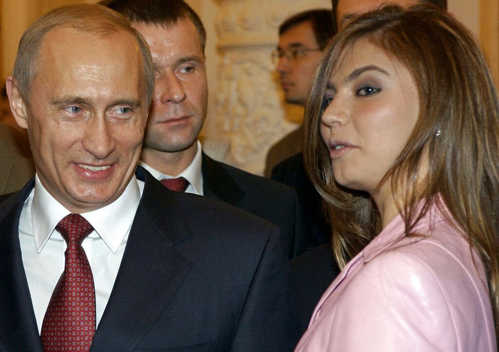 Putin olha para Kabaeva em foto de 2004 — Foto: TASS via AP