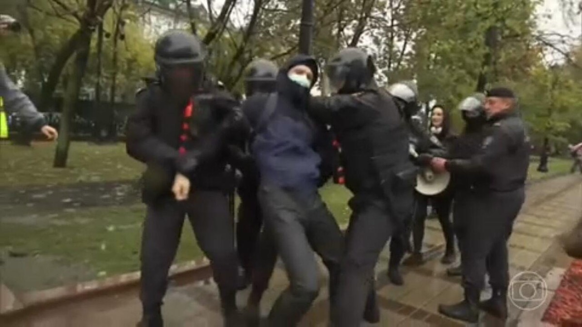 Manifestantes russos desafiam o presidente Putin e voltam às ruas contra a convocação de reservistas