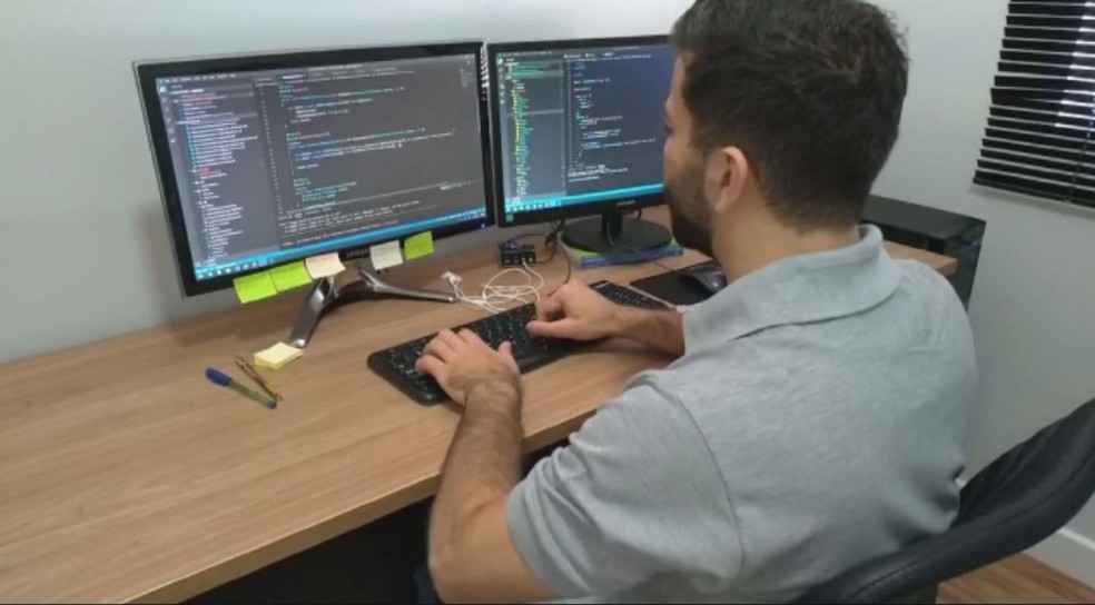Profissionais da região de Itapetininga (SP) precisaram fazer adaptações para trabalhar em home office — Foto: Reprodução/TV TEM