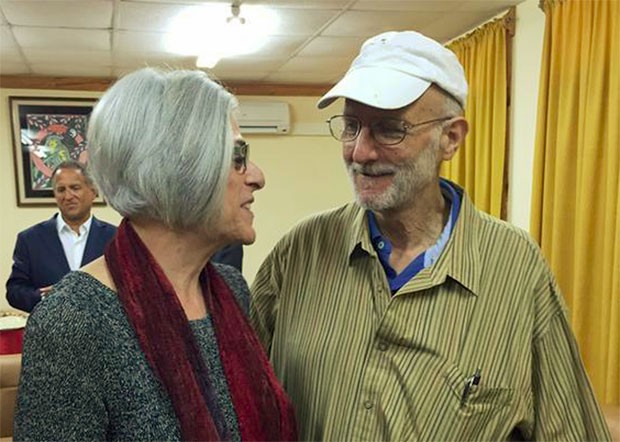 Em foto publicada na internet pelo senador americano Jeff Flake, Alan Gross conversa com sua mulher  em Havana (Foto: Reuters)