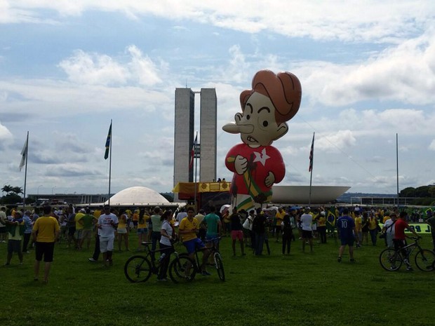Boneco inflável da presidente Dilma Rousseff, instalado em frente ao Congresso Nacional (Foto: Filipe Matoso/G1)