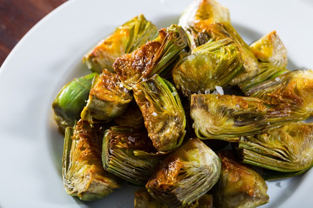 Delicious oil-fried cut artichokes served on plate. Healthy food (Foto: Getty Images/iStockphoto)