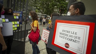 Voluntários levam mensagens de incentivo para quem vai prestar o exameAgência O Globo