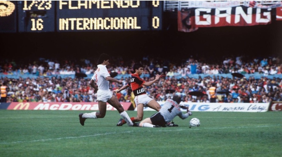 Bebeto marca o gol do Flamengo sobre o Internacional em 1987 — Foto: Celso Meira/ Agência O Globo