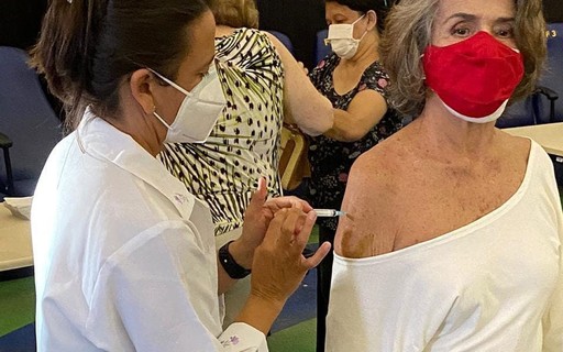 Betty Faria é imunizada contra a Covid-19: "Maior e vacinada"