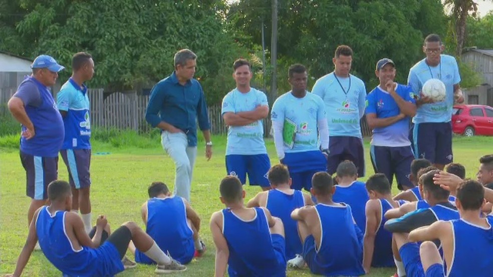 Técnico Álvaro Miguéis conversa com elenco sub-15 do Atlético-AC no estádio Adauto Frota, o Frotão, sede do clube, em Rio Branco (Foto: Reprodução/Rede Amazônica Acre)