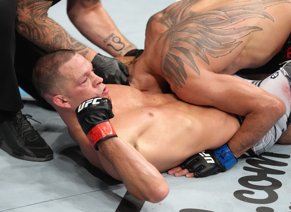 Nate Diaz comemora ao finalizar Tony Ferguson com uma guilhotina no UFC 279 — Foto: Jeff Bottari/Zuffa LLC