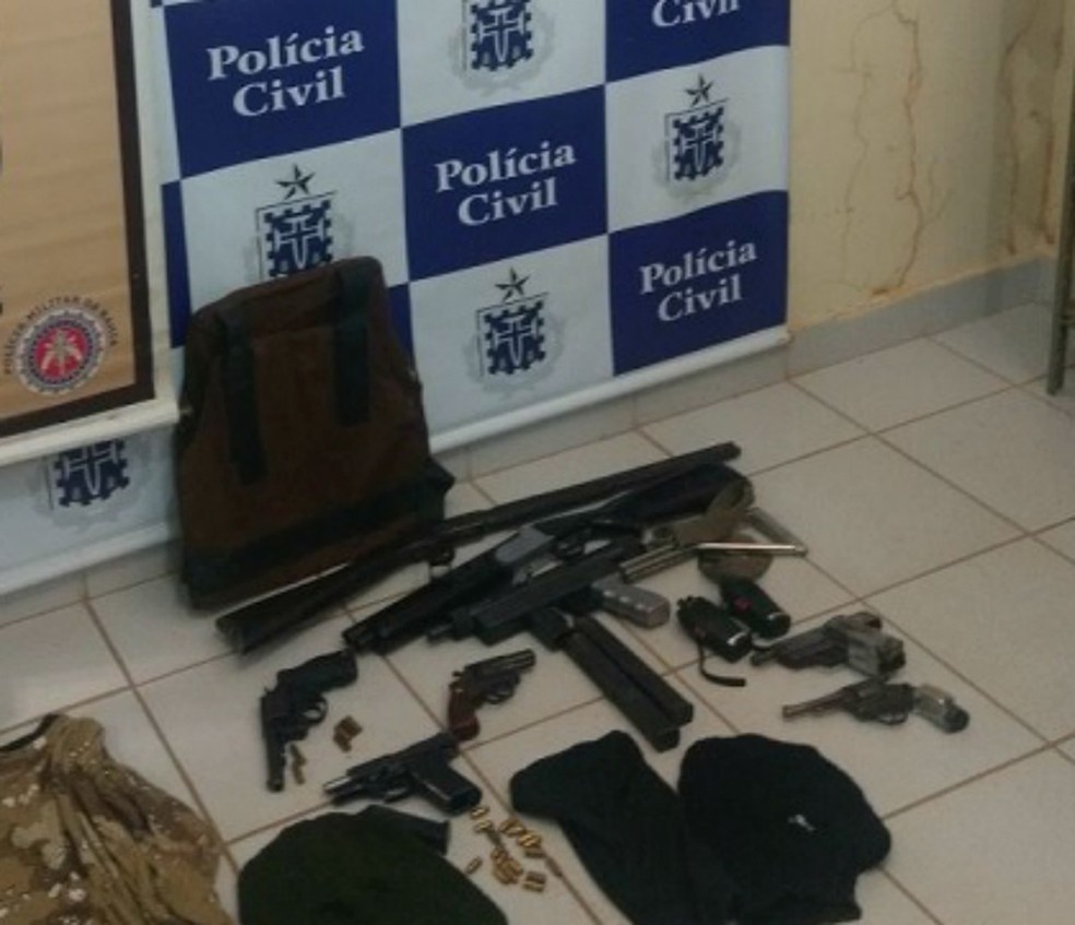 Foram apreendidos submetralhadora, rifles, espingardas, pistolas e munições (Foto: Divulgação/SSP-BA)
