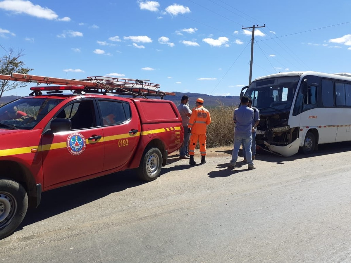 Acidente entre caminhonete e micro-ônibus deixa um ferido na LMG-657, em Montes Claros
