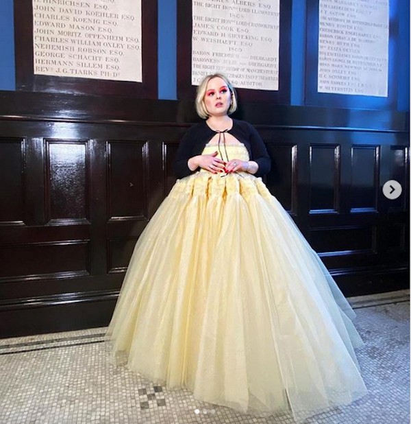A atriz Nicola Coughlan no look usado por ela durante a cerimônia do Globo de Ouro 2021 (Foto: Instagram)