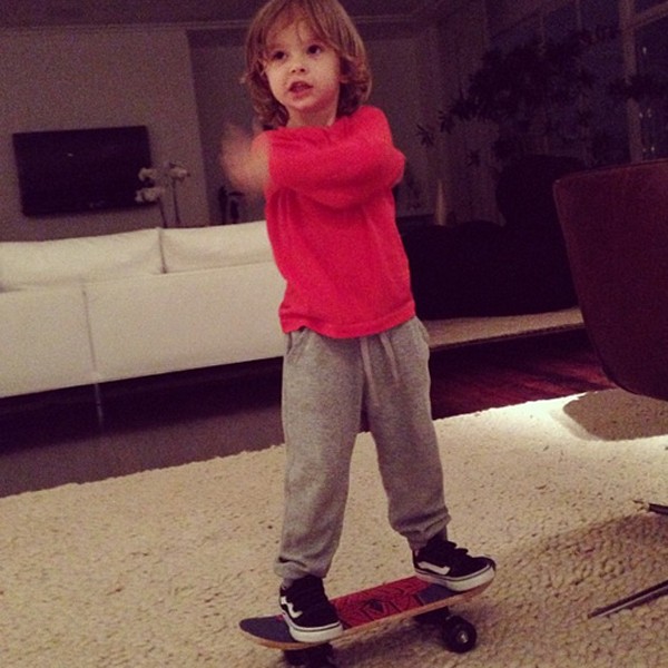 Vittorio se diverte de skate na sala de Adriane Galisteu (Foto: Reprodução / Instagram)