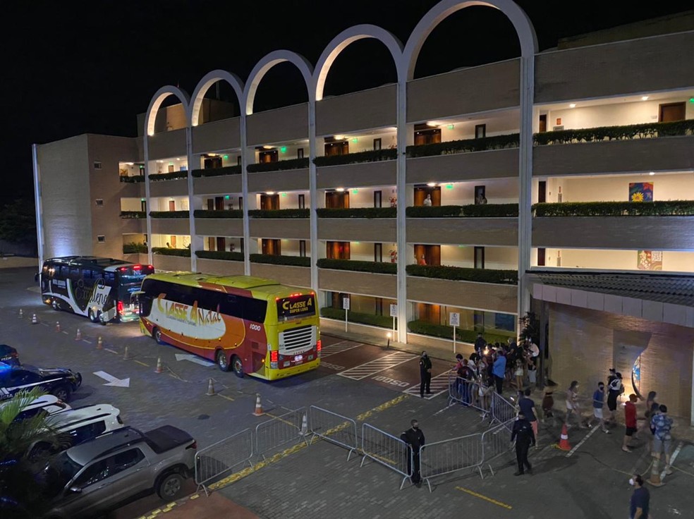 Ônibus com delegação do Flamengo em hotel na Via Costeira, em Natal — Foto: Augusto César Gomes/ge