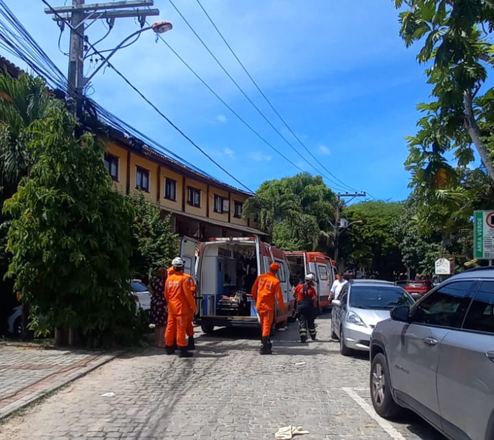 Elevador despenca com casal e crian&ccedil;as em hotel de destino tur&iacute;stico da Bahia &mdash; Foto: Corpo de Bombeiros
