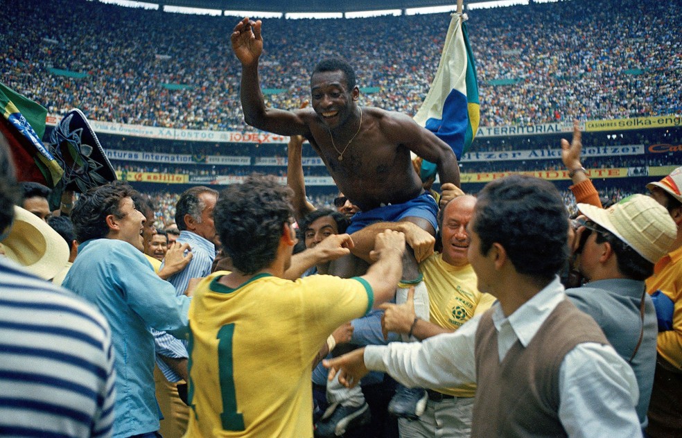 Pelé é carregado nos braços durante a comemoração do Tri em 1970 — Foto: Alessandro Sabattini/Getty Images