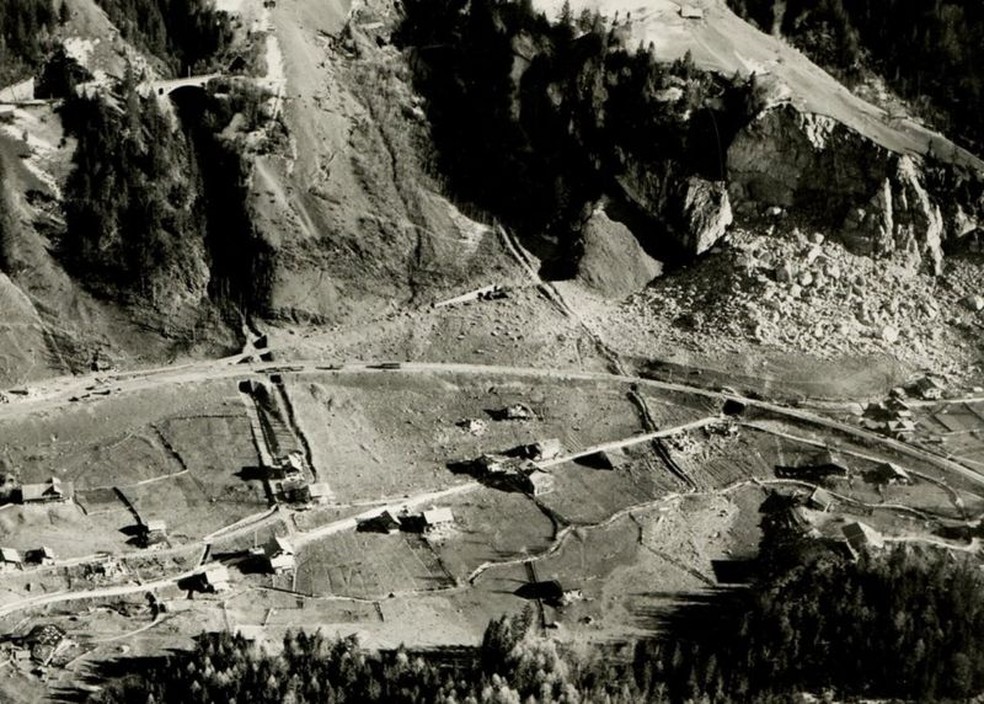 Vista aérea de Mitholz após a explosão - a montanha destruída está no canto superior direito — Foto: Departamento Federal de Defesa da Suíça