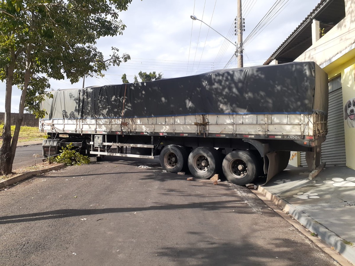 Carreta tem problemas mecânicos e causa interrupção de trânsito na Avenida Juscelino Kubitschek - Vimarsana News