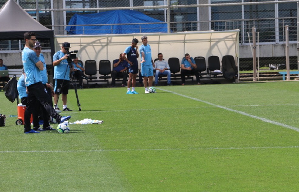 LÃ©o Moura e Renato GaÃºcho conversam durante treino do GrÃªmio â€” Foto: TomÃ¡s Hammes/GloboEsporte.com