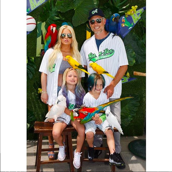A atriz e cantora Jessica Simpson com o marido e os filhos (Foto: Instagram)