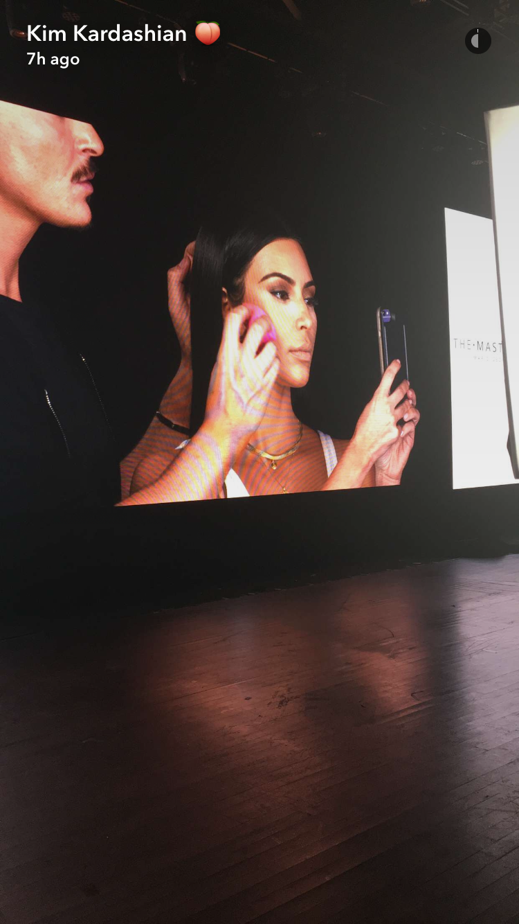 Kim Kardashian na Master Class, em Dubai (Foto: reprodução/Snapchat)