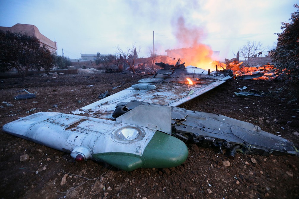 Avião de guerra russo caiu neste sábado (3) na província de Idlib, na Síria (Foto: OMAR HAJ KADOUR / AFP)