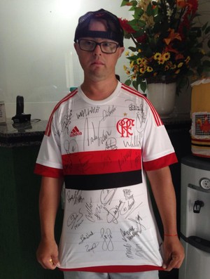Torcedor especial ganha camisa autografada por time do Flamengo