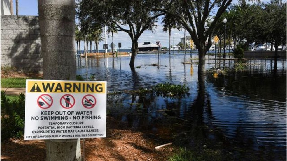 Um sinal de aviso perto da inundação — Foto: GETTY IMAGES/via BBC
