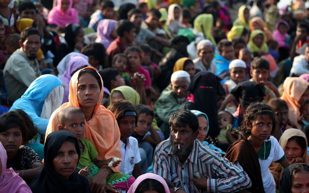 Refugiados rohingya esperam permissão do exército de Bangladesh para continuar cruzando a fronteira de Mianmar, em Teknaf, na quarta-feira (25) — Foto: Reuters/Hannah McKay