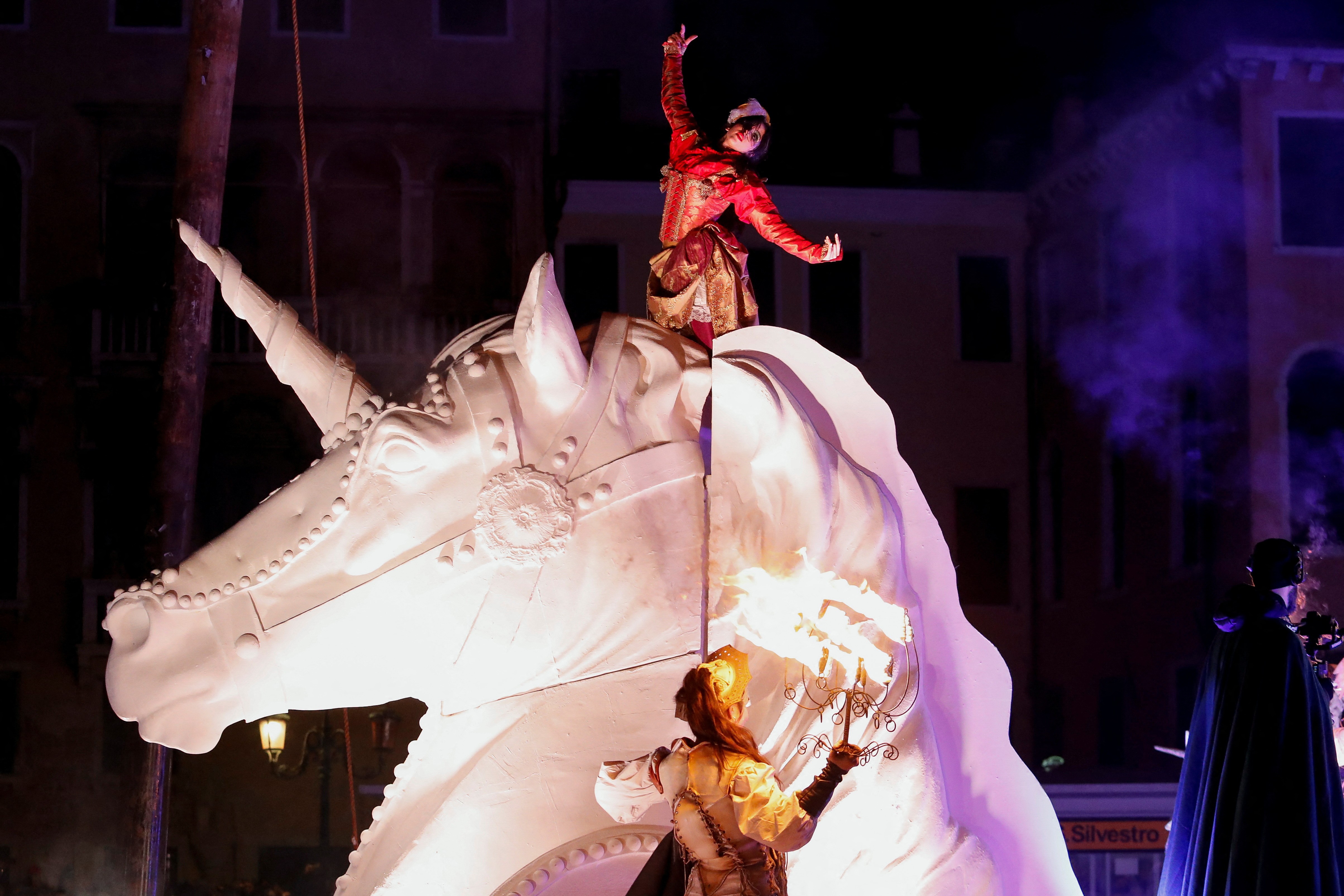Veneza abre celebração de carnaval com festa e desfile pelos tradicionais canais da cidade