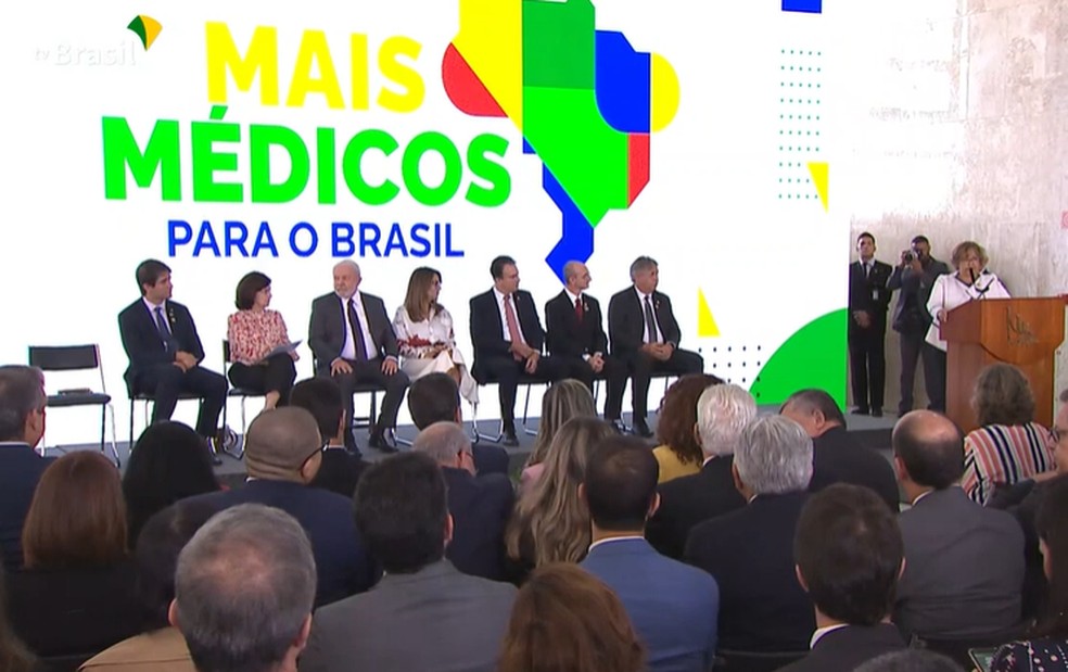 Lula lança o Mais Médicos — Foto: Reprodução/TV Brasil