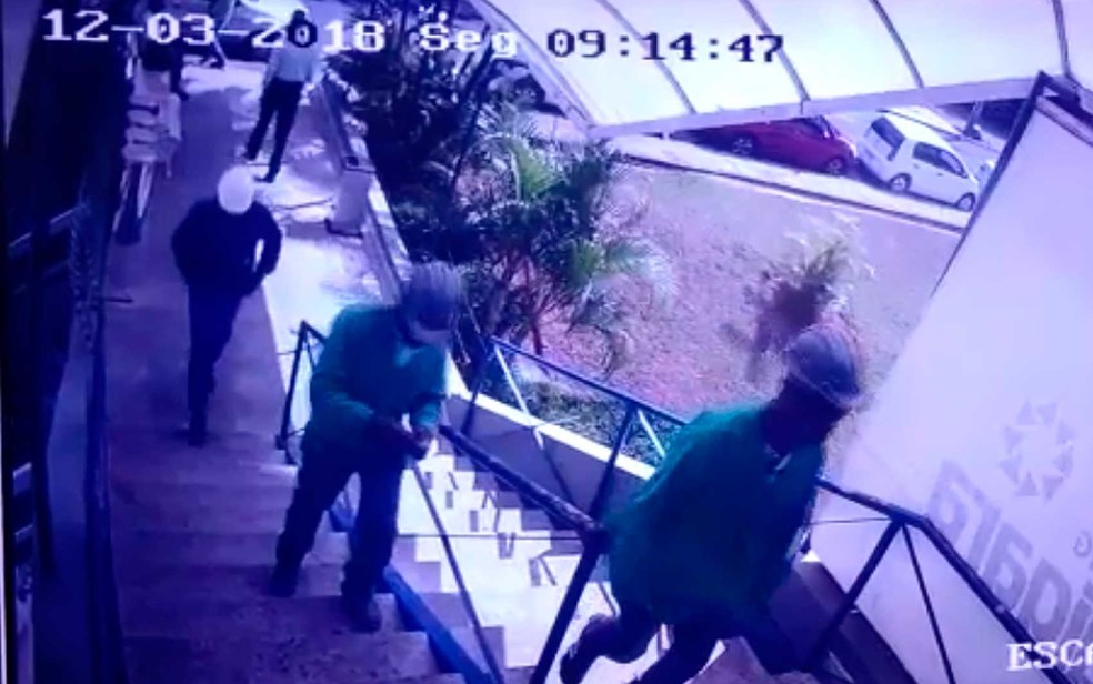 Assaltantes entraram uniformizados no shopping para realizar assalto em Salvador (Foto: Reprodução/TV Bahia)