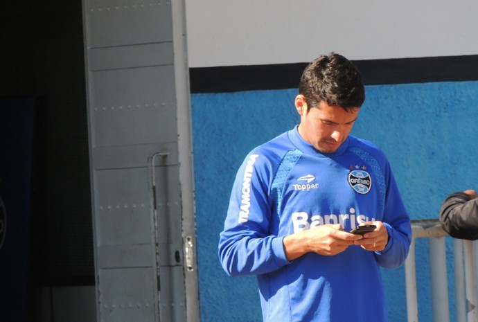 Barcos volta aos treinos no Grêmio, e exame não aponta lesão em Riveros