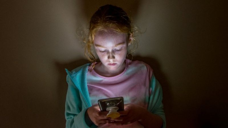 Especialistas indicam que tempo de uso de celular deve ser limitado e supervisionado na infância (Foto: Getty Images via BBC News)
