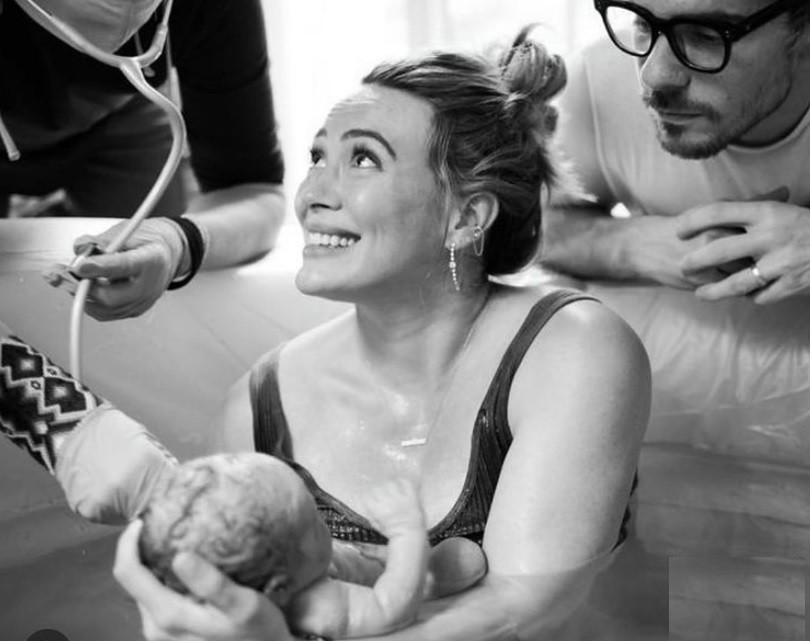 Hilary Duff momentos depois de dar à luz a pequena Mae (Foto: Reprodução Instagram)