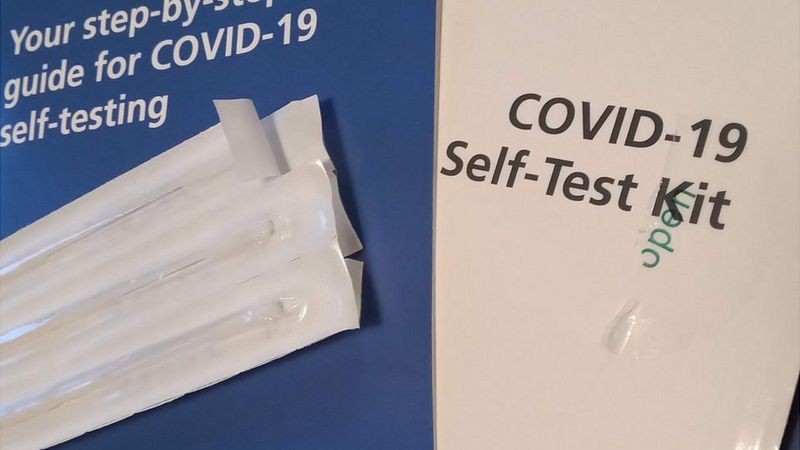 No Reino Unido, kit com sete autotestes é distribuído de forma gratuita pelo sistema público de saúde (Foto: BBC News)