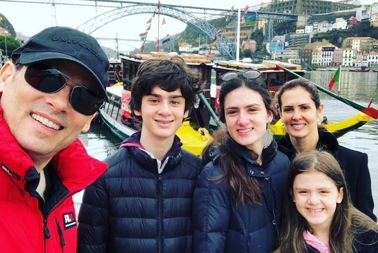 Celso Portiolli e Suzana Marchi entre os filhos Pedro Henrique, Laura e Luana (Foto: Reprodução/Instagram)