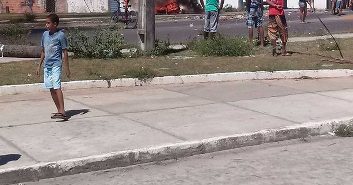 G1 Moradores Do Bairro Lamarão Queimam Pneus E Realizam Protesto Notícias Em Sergipe 