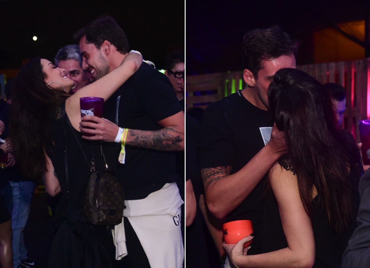 Carla Prata beija muito em camarote (Foto: Leo Franco / AgNews)